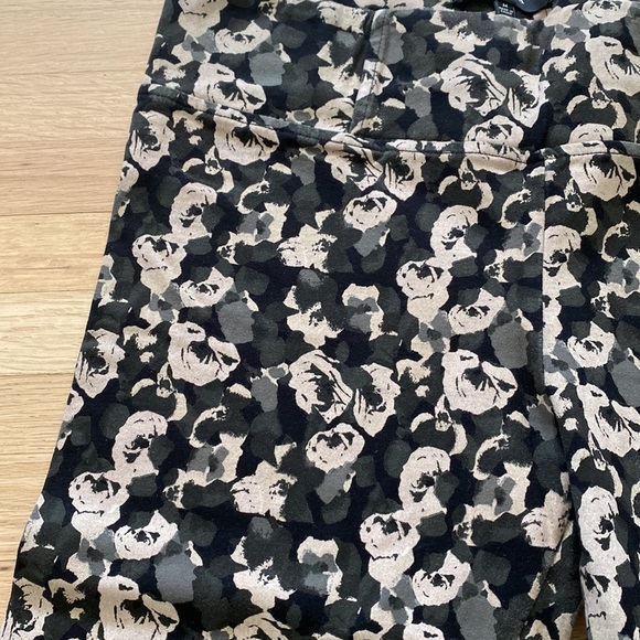 NWOT Aritzia Talula Leggings - Floral Print - Size M - Picture 3 of 4